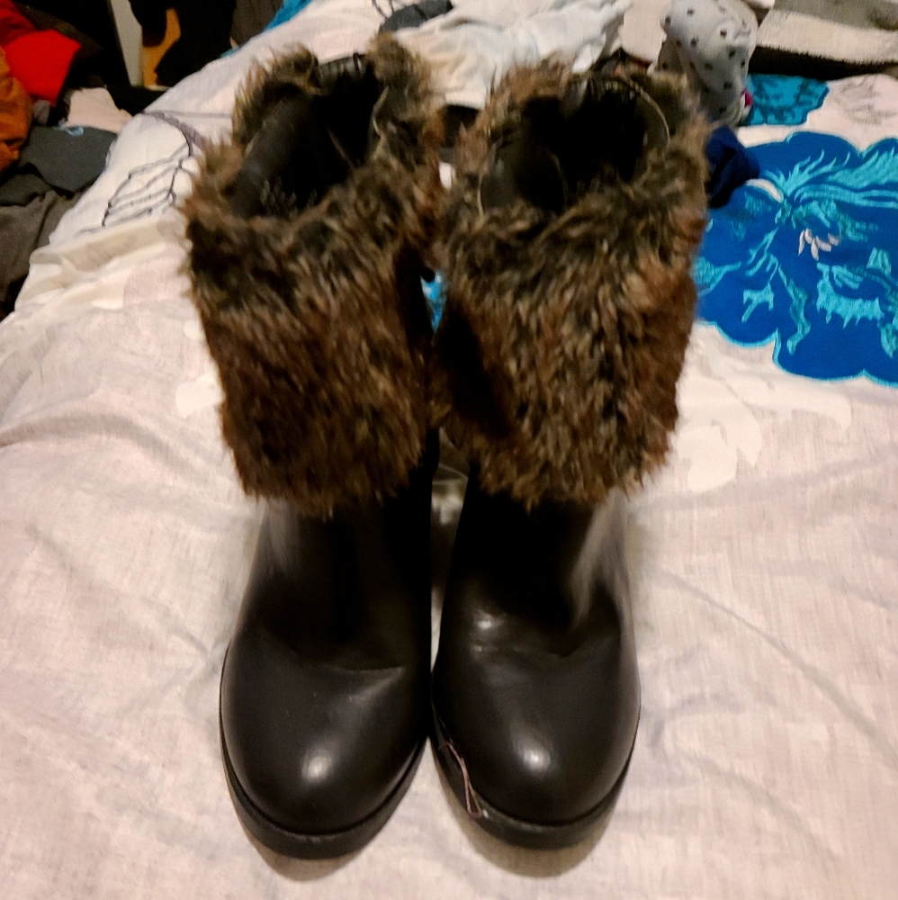 Ankle boots with fur trim